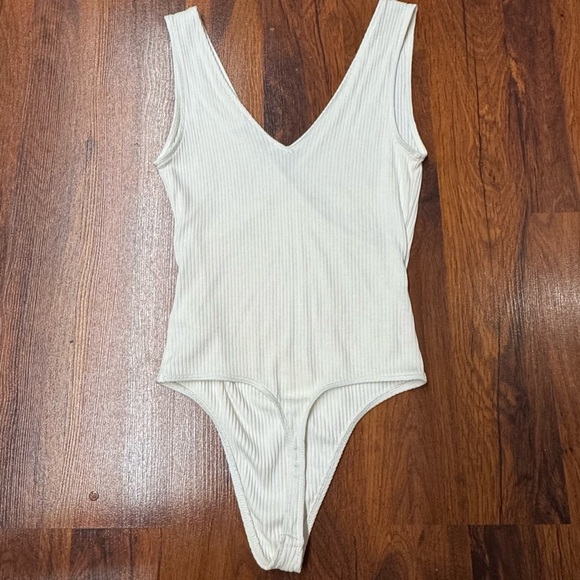 🤍 Babaton White Ribbed Wrap Bodysuit – XS - Picture 7 of 10